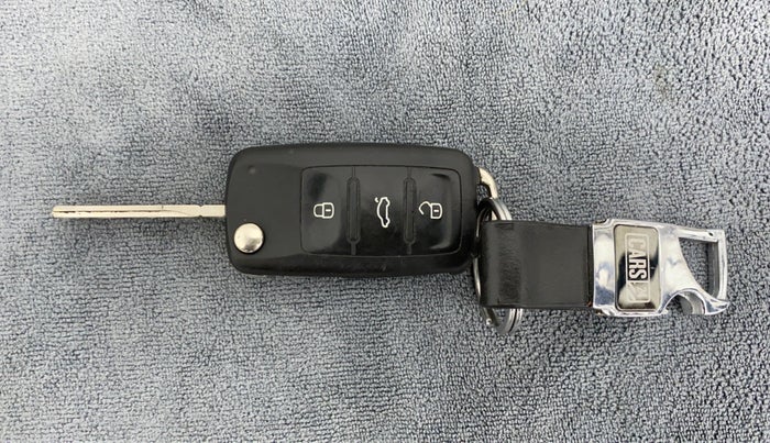 2014 Volkswagen Vento HIGHLINE PETROL, Petrol, Manual, 70,036 km, Key Close Up