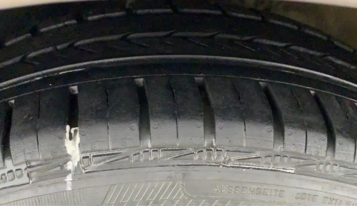 2014 Volkswagen Vento HIGHLINE PETROL, Petrol, Manual, 70,036 km, Left Front Tyre Tread