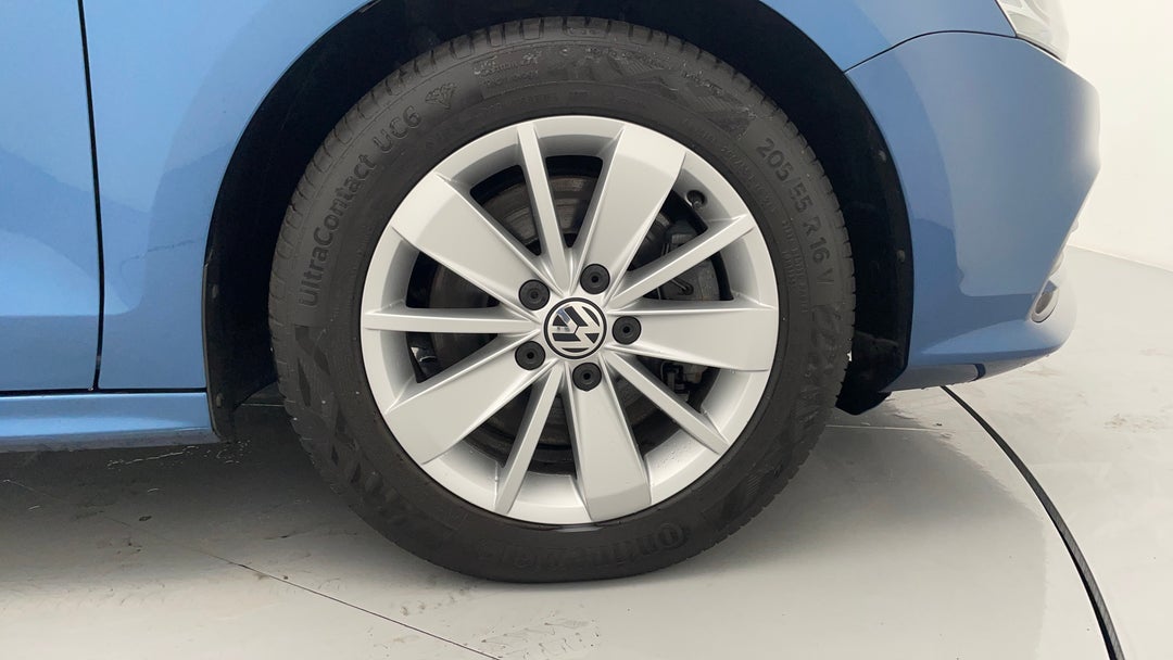 2017 Volkswagen Jetta 118 Tsi Trendline, Automatic, 74423 km, Right Front Wheel