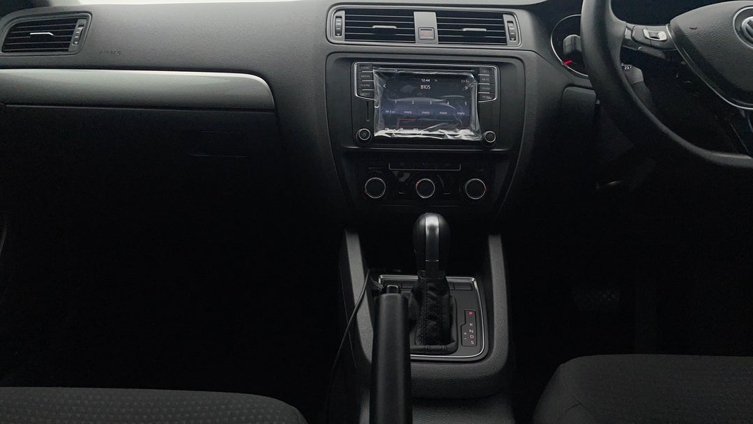 2017 Volkswagen Jetta 118 Tsi Trendline, Automatic, 74423 km, Center Console