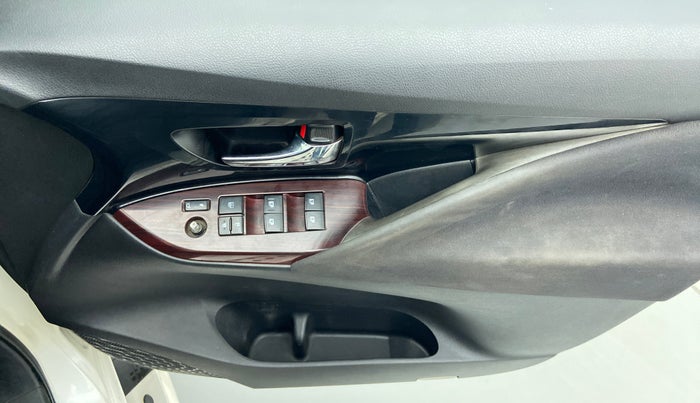 2016 Toyota Innova Crysta 2.4 ZX 7 STR, Diesel, Manual, 1,54,960 km, Driver Side Door Panels Control