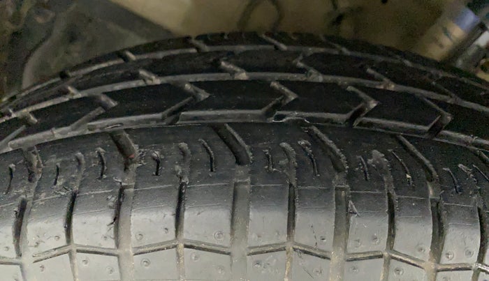 2017 Maruti Swift LXI (O), Petrol, Manual, 27,468 km, Left Front Tyre Tread