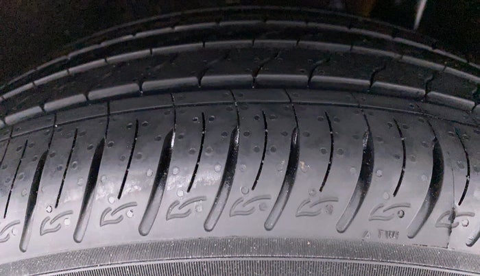 2016 Maruti Vitara Brezza ZDI PLUS DUAL TONE, Diesel, Manual, 93,509 km, Left Rear Tyre Tread