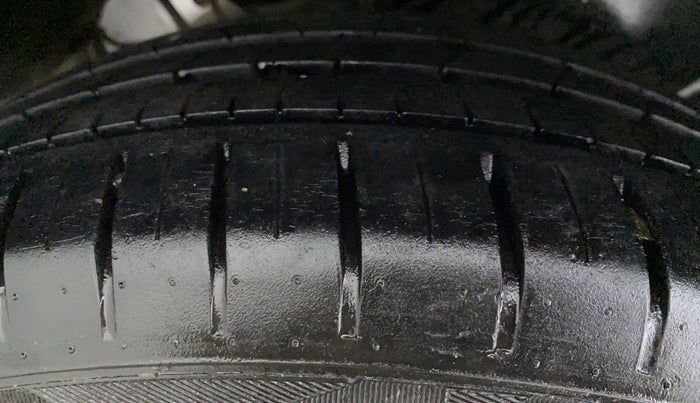 2015 Maruti Ciaz ZXI PLUS, Petrol, Manual, 89,926 km, Right Front Tyre Tread