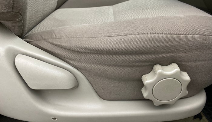 2014 Toyota Innova 2.5 VX 7 STR BS IV, Diesel, Manual, 73,493 km, Driver Side Adjustment Panel