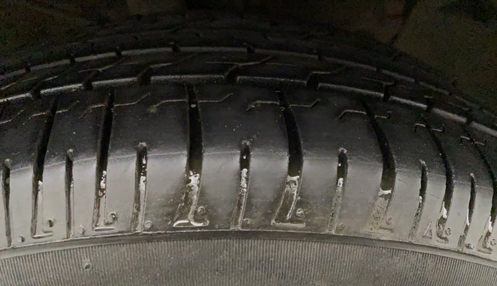 2017 Hyundai Creta E PLUS 1.6 PETROL, Petrol, Manual, 1,04,303 km, Right Front Tyre Tread