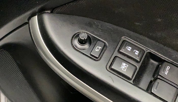 2017 Maruti Baleno DELTA CVT PETROL 1.2, Petrol, Automatic, 64,468 km, Right rear-view mirror - ORVM knob broken and not working