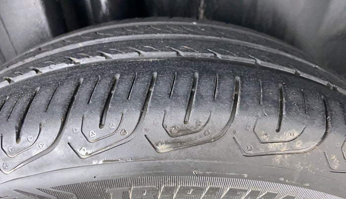 2012 Volkswagen Vento COMFORTLINE MT PETROL, Petrol, Manual, 38,639 km, Right Rear Tyre Tread