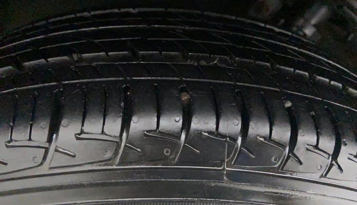 2014 Maruti Ciaz ZXI, Petrol, Manual, 80,695 km, Left Rear Tyre Tread