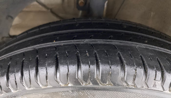 2018 Maruti Dzire VXI, Petrol, Manual, 33,394 km, Left Front Tyre Tread