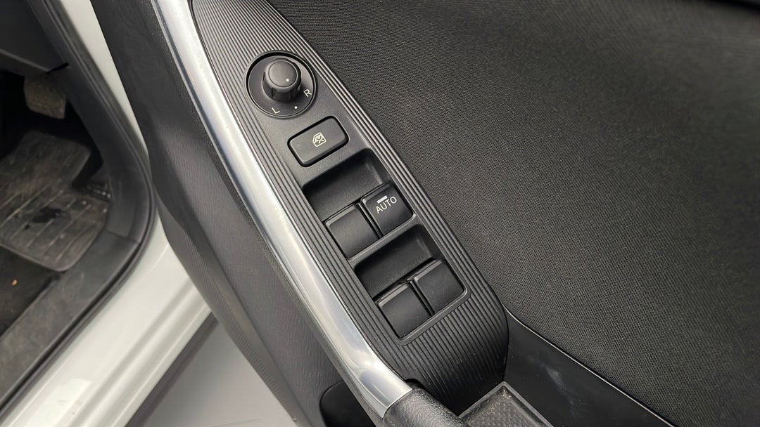 2014 Mazda CX-5 Maxx (4x4), Automatic, 43317 km, Drivers Side Door Panel Controls