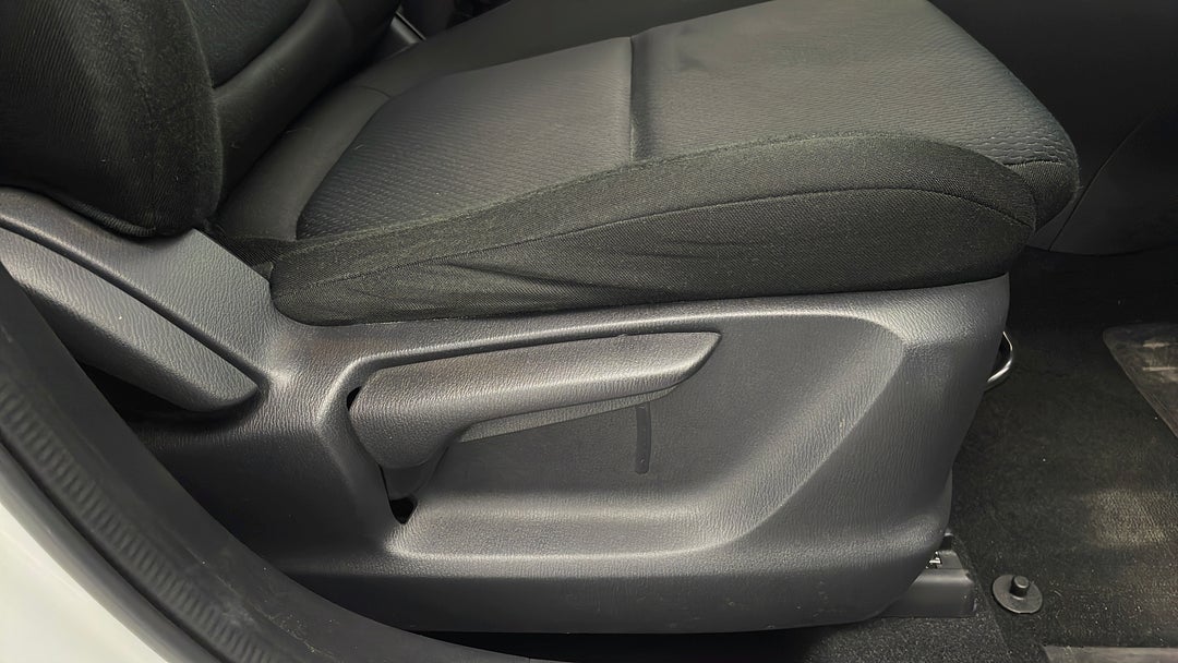 2014 Mazda CX-5 Maxx (4x4), Automatic, 43317 km, Drivers Side Adjustment Panel