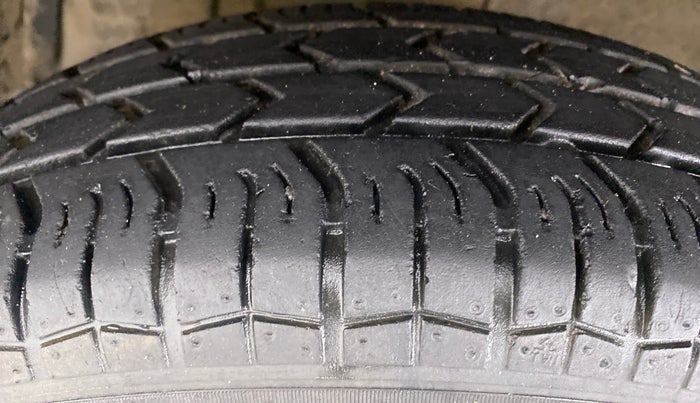 2016 Maruti Swift VXI D, Petrol, Manual, 24,404 km, Right Front Tyre Tread