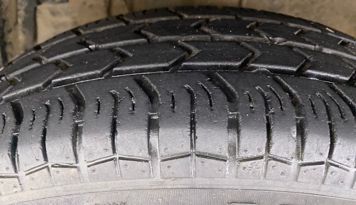 2016 Maruti Swift VXI D, Petrol, Manual, 24,404 km, Left Front Tyre Tread
