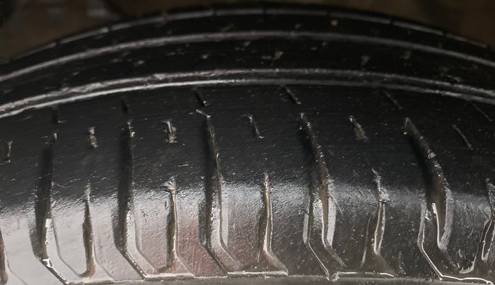 2018 Maruti Swift VDI, Diesel, Manual, 15,728 km, Left Front Tyre Tread