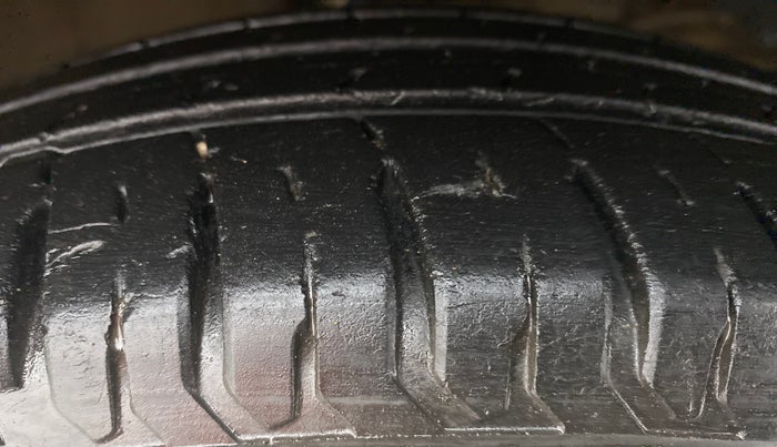 2018 Maruti Swift VDI, Diesel, Manual, 15,728 km, Right Front Tyre Tread