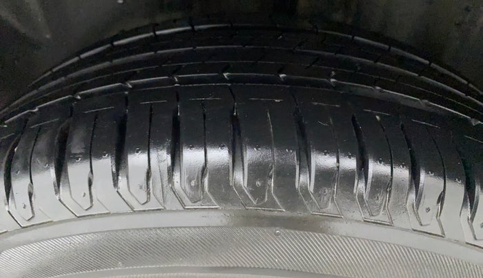 2011 Volkswagen Vento HIGHLINE 1.6 MPI, Petrol, Manual, 98,549 km, Left Rear Tyre Tread