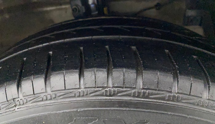 2017 Maruti Ciaz ZETA 1.4  MT PETROL, Petrol, Manual, 1,20,607 km, Right Front Tyre Tread