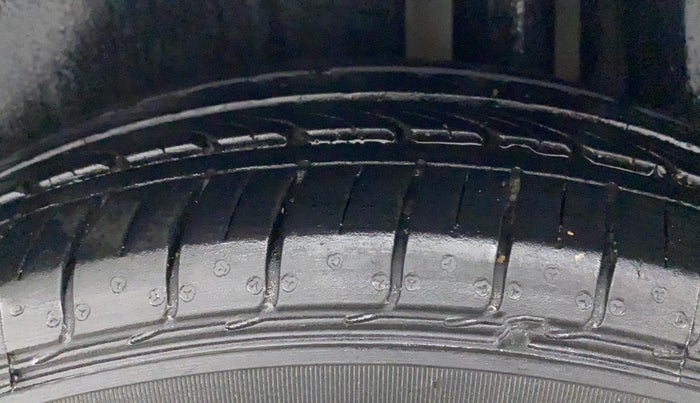 2017 Maruti Ciaz ZETA 1.4  MT PETROL, Petrol, Manual, 1,20,607 km, Left Rear Tyre Tread
