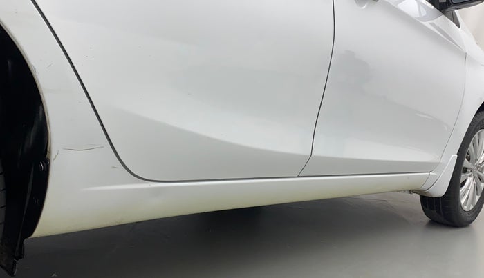 2017 Maruti Ciaz ZETA 1.4  MT PETROL, Petrol, Manual, 1,20,607 km, Right running board - Paint has minor damage