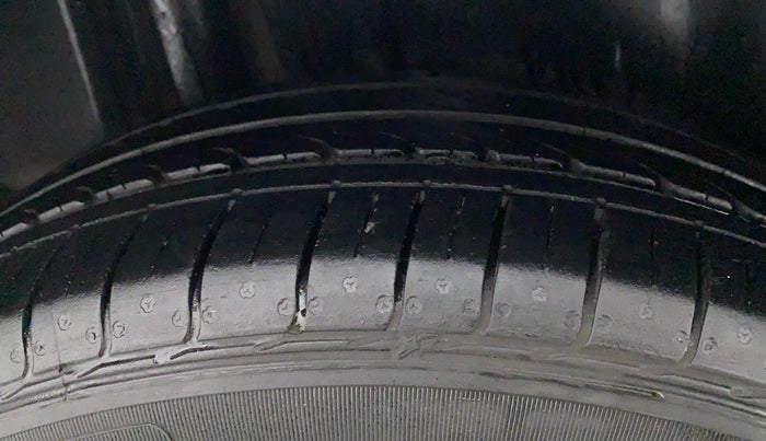 2017 Maruti Ciaz ZETA 1.4  MT PETROL, Petrol, Manual, 1,20,607 km, Right Rear Tyre Tread