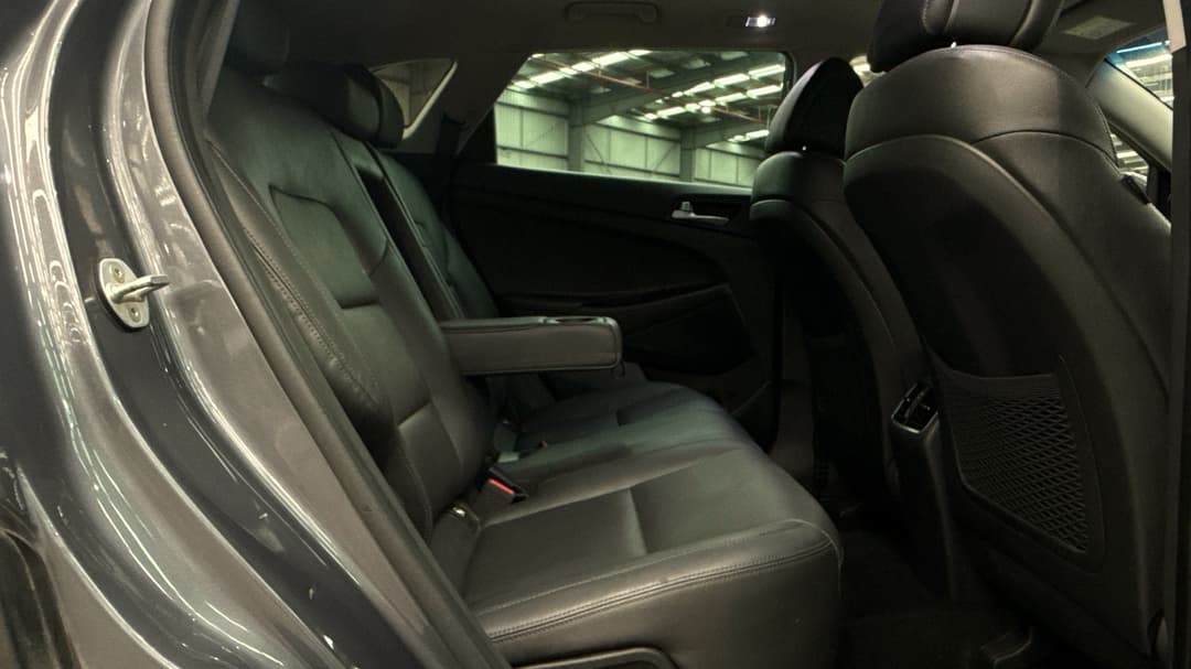 2015 Hyundai Tucson Highlander R-series (AWD), Automatic, 129392 km, Right Side Rear Door Cabin View