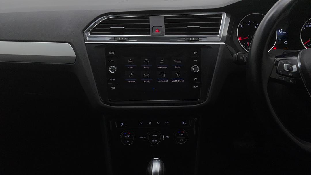 2017 Volkswagen Tiguan 132 Tsi Comfortline, Automatic, 106120 km, Center Console