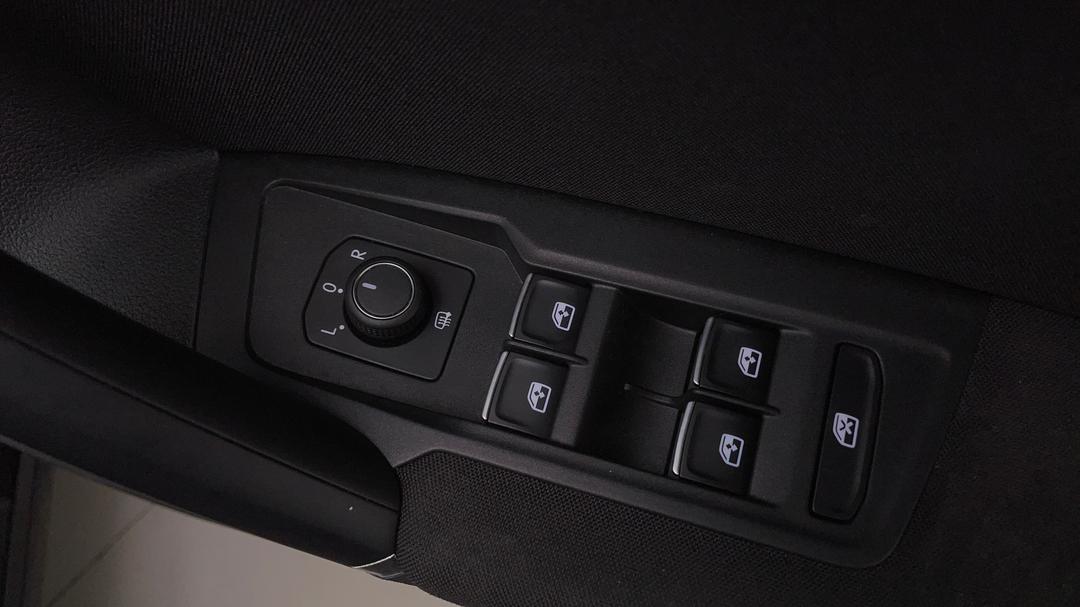 2017 Volkswagen Tiguan 132 Tsi Comfortline, Automatic, 106120 km, Drivers Side Door Panel Controls