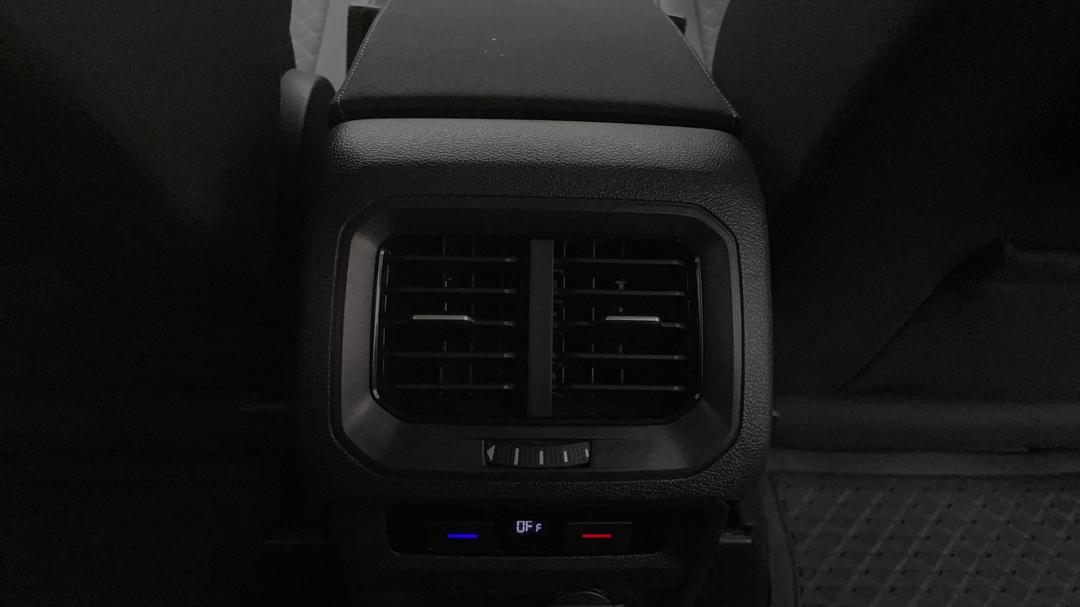 2017 Volkswagen Tiguan 132 Tsi Comfortline, Automatic, 106120 km, Rear A/C Vent