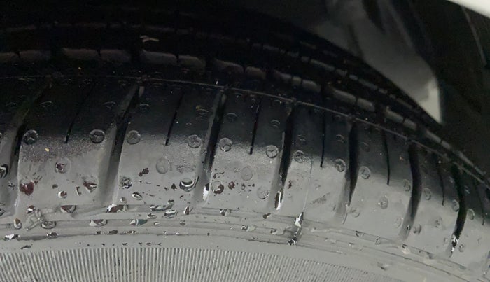 2012 Hyundai Verna FLUIDIC 1.6 SX CRDI, Diesel, Manual, 1,12,865 km, Right Front Tyre Tread