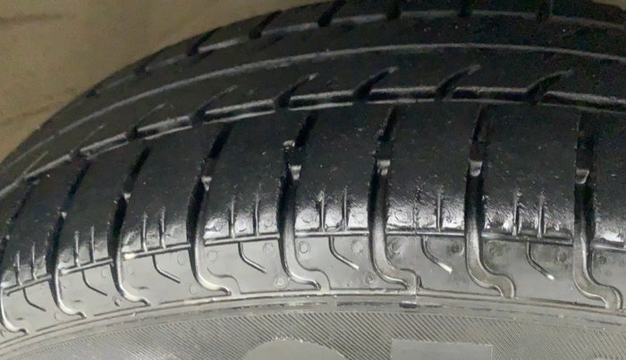 2010 Maruti Ritz VXI, Petrol, Manual, 87,920 km, Right Front Tyre Tread