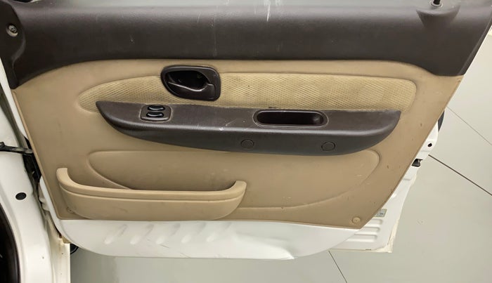 2014 Hyundai Santro Xing GL PLUS, CNG, Manual, 95,079 km, Driver Side Door Panels Control