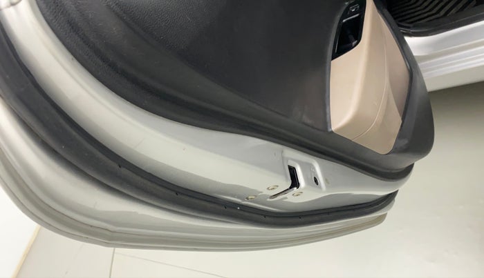 2014 Hyundai Xcent SX 1.2 (O), Petrol, Manual, 55,033 km, Rear left door - Beading has minor damage