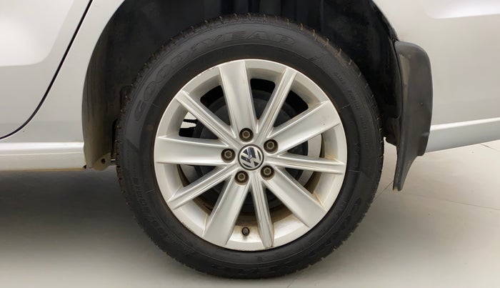 2016 Volkswagen Vento HIGHLINE PETROL AT, Petrol, Automatic, 38,304 km, Left Rear Wheel