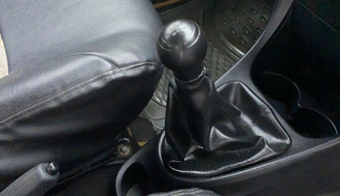 2015 Toyota Etios CROSS 1.2 G, Petrol, Manual, 79,927 km, Gear lever - Boot cover slightly torn