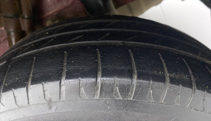 2018 Mahindra KUV 100 NXT K2 P 6 STR, CNG, Manual, 50,598 km, Left Rear Tyre Tread