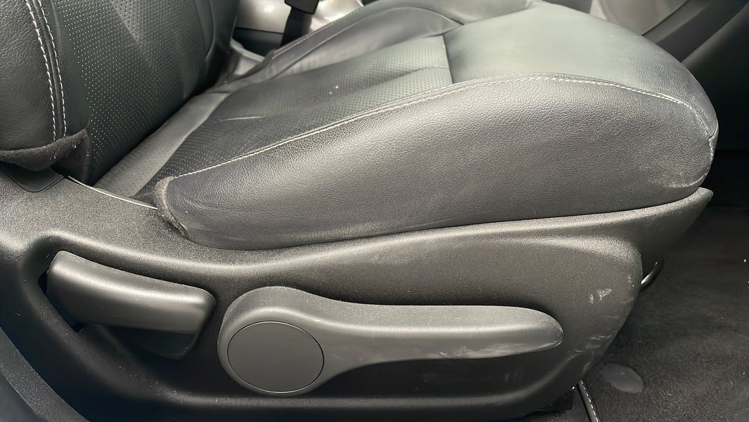 2018 Nissan Juke Ti-s (fwd), Manual, 35614 km, Drivers Side Adjustment Panel