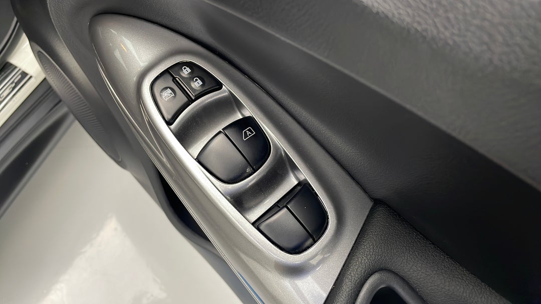 2018 Nissan Juke Ti-s (fwd), Manual, 35614 km, Drivers Side Door Panel Controls