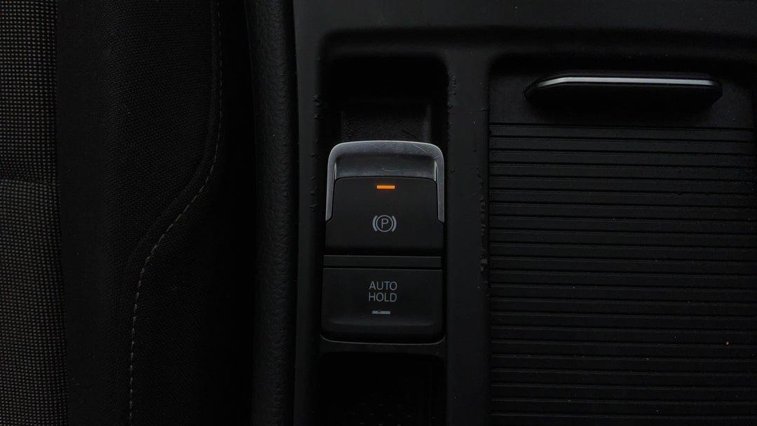 2016 Volkswagen Golf 92 Tsi Trendline, Manual, 123947 km, Handbrake