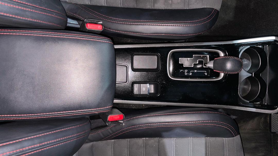 2020 Mitsubishi Outlander Black Edition 7 Seat (2WD), Automatic, 94023 km, Center Console