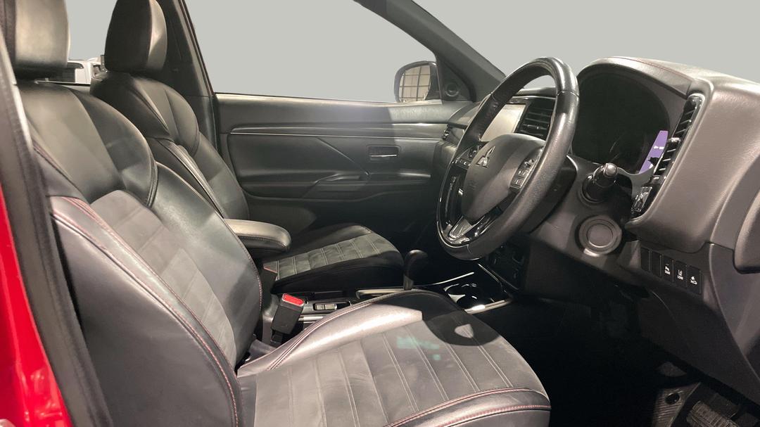 2020 Mitsubishi Outlander Black Edition 7 Seat (2WD), Automatic, 94023 km, Right Side Front Door Cabin View