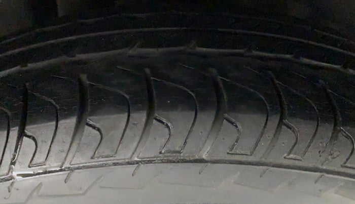 2015 Maruti Swift LXI (O), CNG, Manual, 61,441 km, Right Rear Tyre Tread