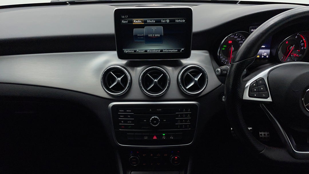 2016 Mercedes-benz CLA 200 Edition One, Automatic, 80600 km, Center Console