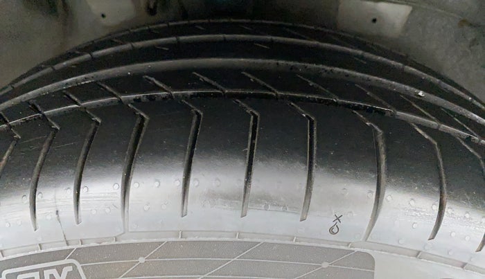 2019 Mahindra XUV500 W11 (O), Diesel, Manual, 21,214 km, Right Front Tyre Tread