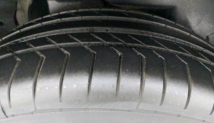 2019 Mahindra XUV500 W11 (O), Diesel, Manual, 21,214 km, Right Rear Tyre Tread