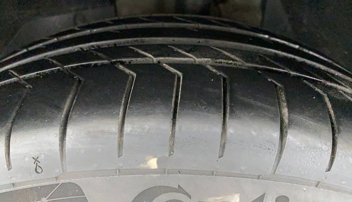 2019 Mahindra XUV500 W11 (O), Diesel, Manual, 21,214 km, Left Front Tyre Tread