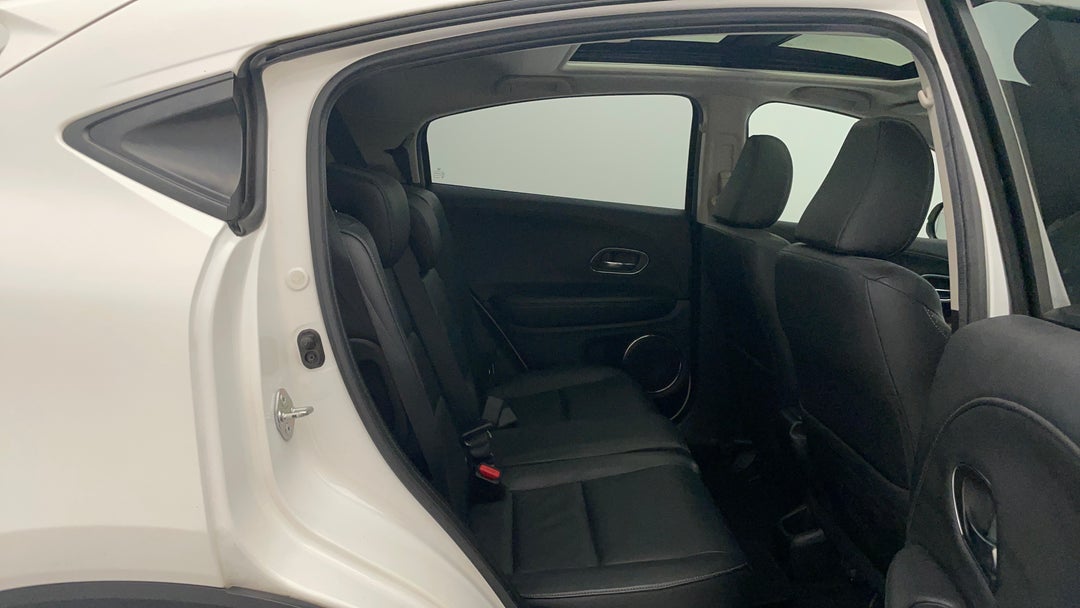 2016 Honda HR-V Vti-l, Automatic, 70115 km, Right Side Rear Door Cabin View