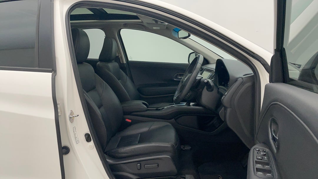2016 Honda HR-V Vti-l, Automatic, 70115 km, Right Side Front Door Cabin View