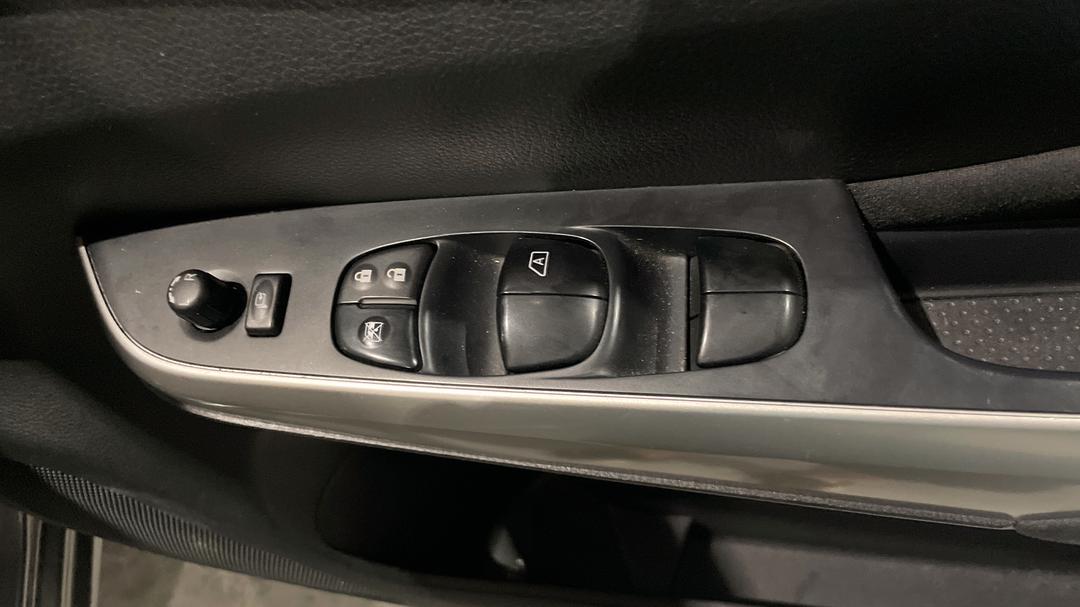 2018 Nissan Navara St-X (4x4), Automatic, 100634 km, Drivers Side Door Panel Controls