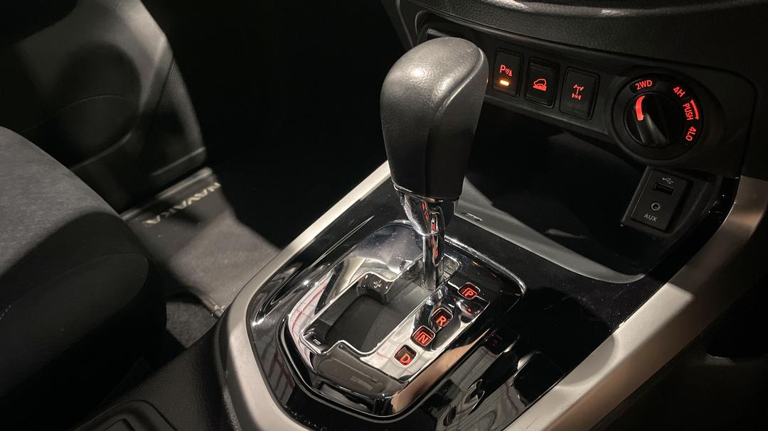 2018 Nissan Navara St-X (4x4), Automatic, 100634 km, Gear Lever 